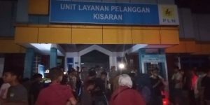 Listrik Mendadak Padam di Asahan, Warga Geruduk Kantor PLN Kisaran Sampai Tengah Malam