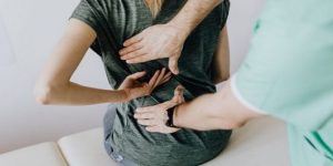 Sering Nyeri Pinggang Saat Mau Tidur? Ini Penyebab yang Jarang Disadari