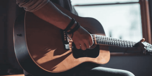 3 Lagu Wajib Tongkrongan yang Chord Gitarnya Super Gampang