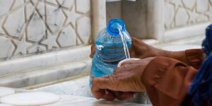 Doa Minum Air Zamzam Lengkap Arab, Latin dan Artinya